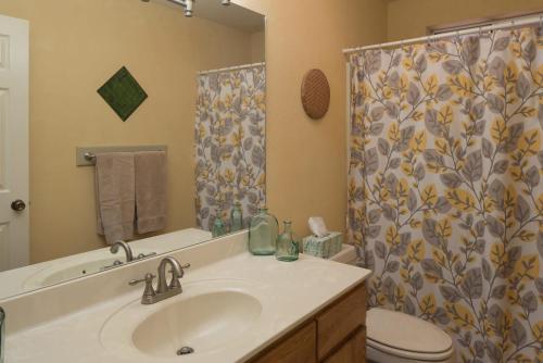 Un baño con lavabo y cortina de ducha. en Amazing Views in the Heart of West Sedona for Family, en Sedona