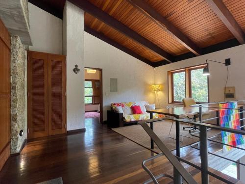 a living room with a table and a couch at Reserva Atibaia / Casa de Montanha in Atibaia