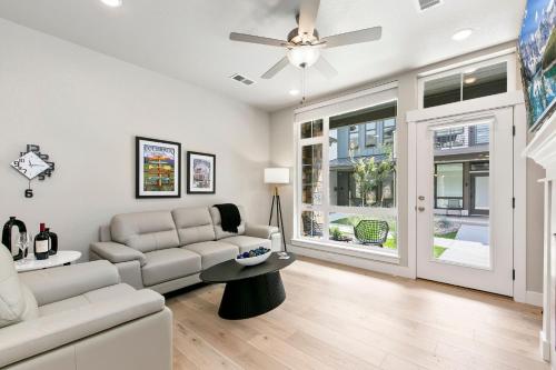 Northfield Old Town Flat with Attached Garage and EV في Buckingham: غرفة معيشة مع أريكة ومروحة سقف