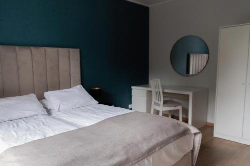 En eller flere senge i et værelse på Sopot Marina Beachside Apartments