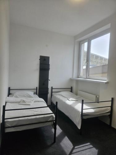 Giường trong phòng chung tại Hostel Olimp