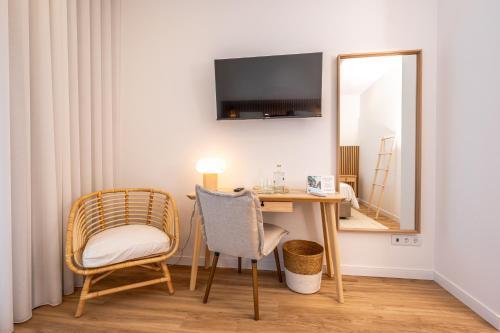 a room with a desk and a chair and a mirror at Ápice - by Azores Green Villas in São Vicente Ferreira