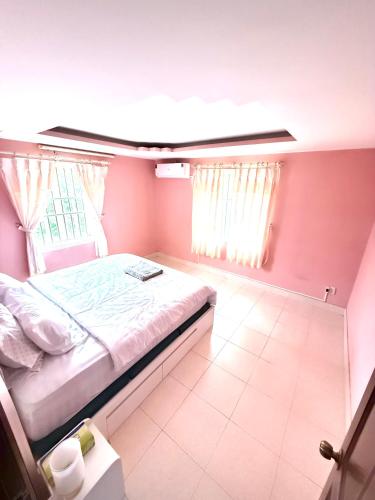 a bedroom with a bed with pink walls and a window at 50 Trần Quang Diệu Ward 9 Vungtau Vietnam in Vung Tau