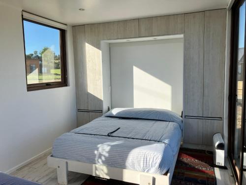 Giường trong phòng chung tại Tiny Cabaña vista al lago y volcanes
