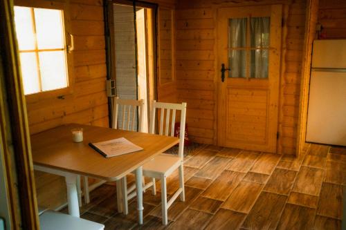 a wooden table and chairs in a room with a door at Ferienwohnung Burgkemnitzer Weg in Gröbern