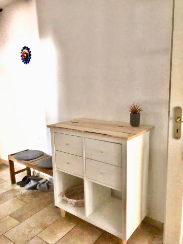 a white cabinet with a wooden top in a room at Moderne Fachwerk-Wohnung im Herzen von Herborn in Herborn