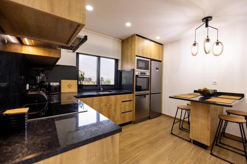 a kitchen with wooden cabinets and a counter top at Casa no cimo do Douro in Loureiro
