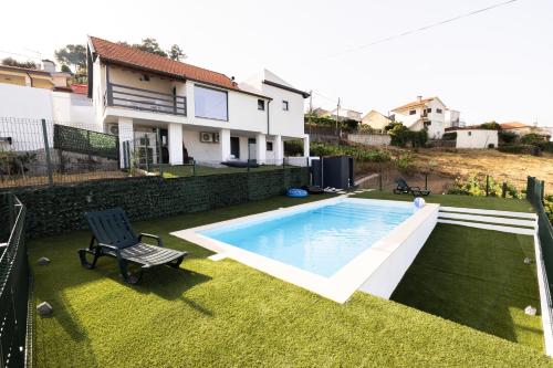 a house with a swimming pool in the yard at Casa no cimo do Douro in Loureiro