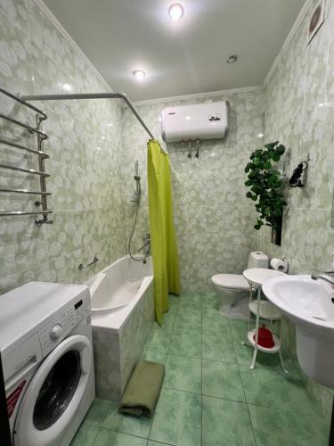 a bathroom with a washing machine and a sink at Сдам 1к квартиру в Новом Доме у моря! Переулок Хантадзе in Chornomorsk