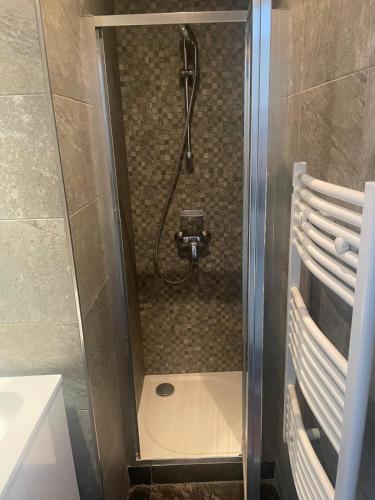 a shower in a bathroom with a glass door at Appartement moderne 4p hypercentre de nice in Nice