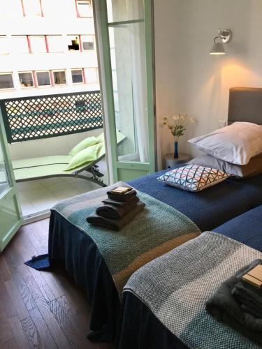 a bedroom with a bed with towels on it at Appartement moderne 4p hypercentre de nice in Nice