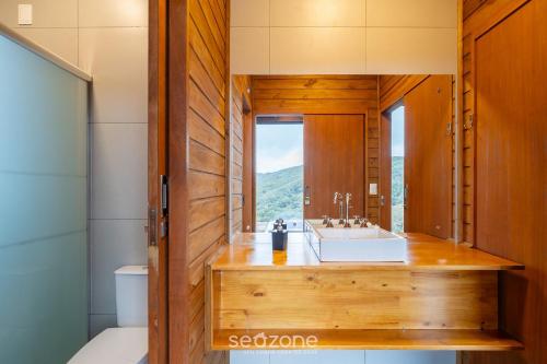 a bathroom with a sink and a mirror at Apto c/ lareira, jacuzzi e vista incrível - VST027 in São Paulo dos Pinhais