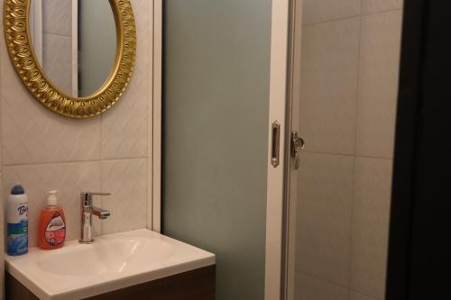 Bilik mandi di Cozy Apartment