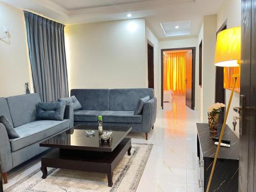 Posezení v ubytování Serene 2 Bed Apartment in Bahria Enclave With Snooker