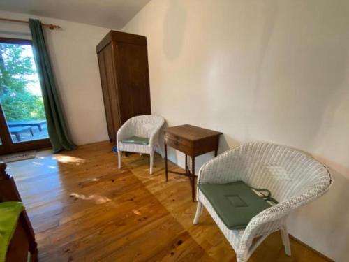 a living room with two chairs and a table at Boogie House in Dochamps