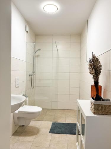 Koupelna v ubytování Ferienwohnung in Ahaus für 6 Gäste mit 2 Bädern und Loggia
