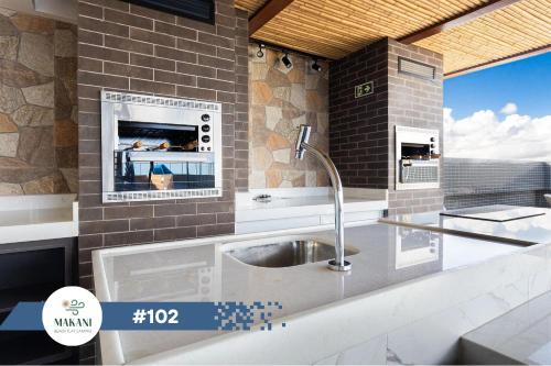 uma cozinha com pia e bancada em Makani Beach Flat Campas #102 - Frente Norte Alto Padrão em Tamandaré