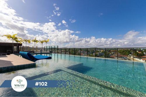 uma piscina no telhado de um prédio em Makani Beach Flat Campas #102 - Frente Norte Alto Padrão em Tamandaré