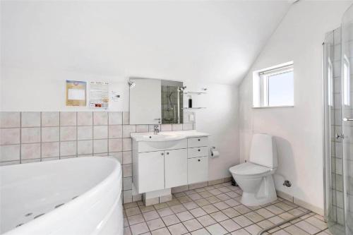 Koupelna v ubytování M13004-Vaeggerlose-Marielyst-Strandvej-63-K