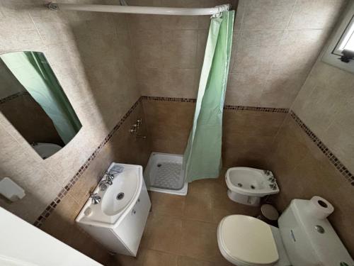 Bilik mandi di Departamento céntrico con cochera 10 y 45