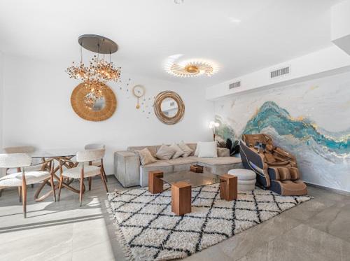a living room with a couch and a table at וילת יוקרה עם בריכה פרטית וגקוזי עם נוף לים ליד החוף של מוש in Eilat