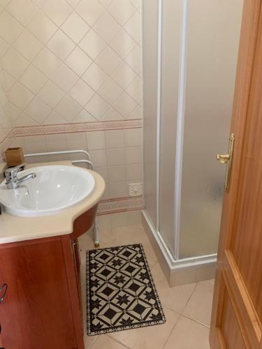 a bathroom with a sink and a shower at Bem appartement à Cabanas de Tavira in Conceição