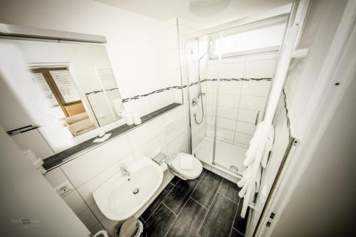 Kylpyhuone majoituspaikassa Hotel-Restaurant Römerhof