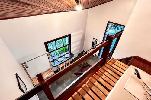 pokój ze schodami i telewizorem w domu w obiekcie Villa Rustica w mieście Arraial do Cabo
