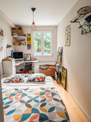 Chambre et Salle de bain privées avec vue sur jardin dans maison familiale