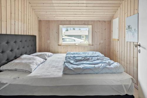 a large bed in a room with a window at M184-Vaeggerlose-Kaninstien-41 in Bøtø By