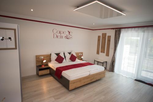 Postel nebo postele na pokoji v ubytování EHM - Modernes Apartment nahe Therme & Natur
