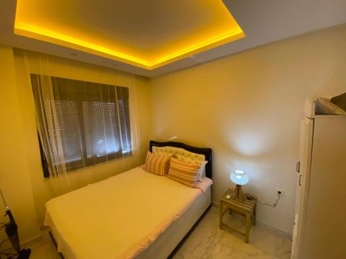 コナクリにあるHotel Concept Best Family Rezidance Homeのベッドルーム1室(黄色い天井のベッド1台付)