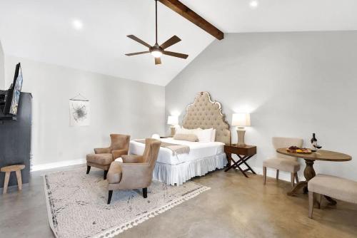 Giường trong phòng chung tại Schubert Inn Suite-B with Pool & Grill - Walk to Main