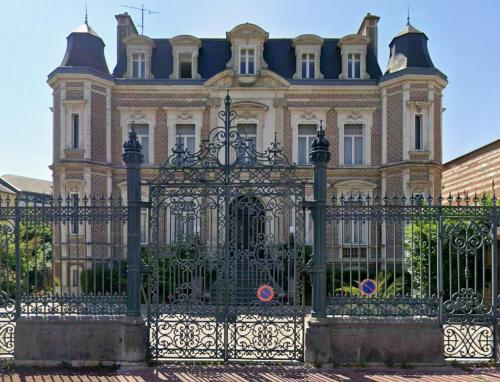 an ornate gate in front of a mansion at Hôtel De Ligny in Abbeville