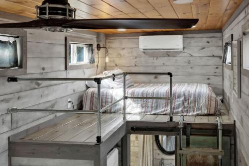 Φωτογραφία από το άλμπουμ του Willie the Modern Tiny Home w/Hot-tub & FireTable σε Fredericksburg