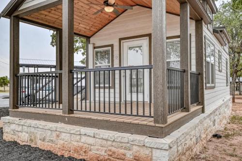 Rõdu või terrass majutusasutuses Resort at Fredericksburg Unit 11