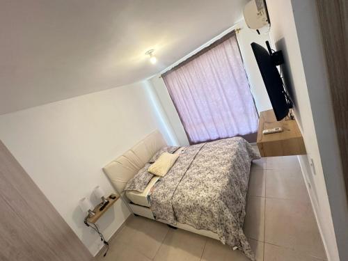 巴兰基亚MY lOVE BARRANQUILLA 1的一间带床和电视的小卧室