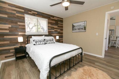 Voodi või voodid majutusasutuse Texas Charm Cottage - 1 Block from the Lake & Hill Country Views toas