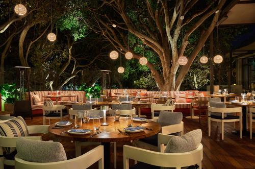Un restaurante u otro lugar para comer en Pendry Newport Beach