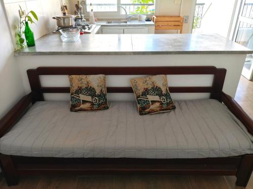 Una cama o camas en una habitación de Dari