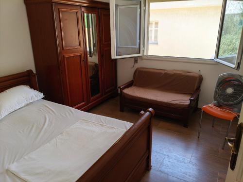 Una cama o camas en una habitación de Dari