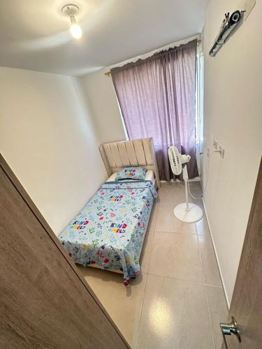 巴兰基亚MY lOVE BARRANQUILLA 1的一间带床和窗户的小卧室