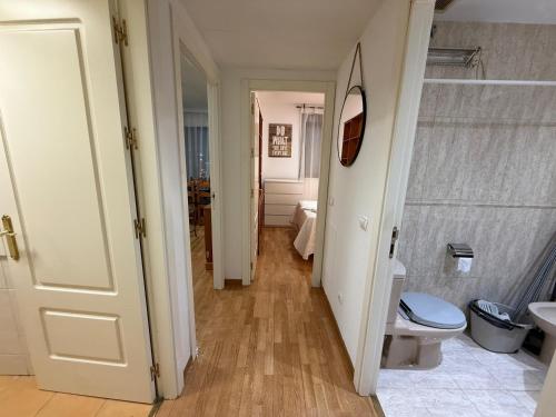 een hal van een badkamer met een toilet en een wastafel bij Happy holidays Madrid in Madrid