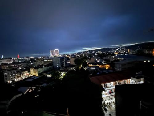 Nespecifikovaný výhled na destinaci Canjulao nebo výhled na město při pohledu z apartmánu