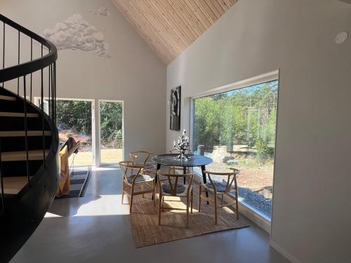 LindomeにあるPaula's newly built houseのダイニングルーム(テーブル、椅子、階段付)