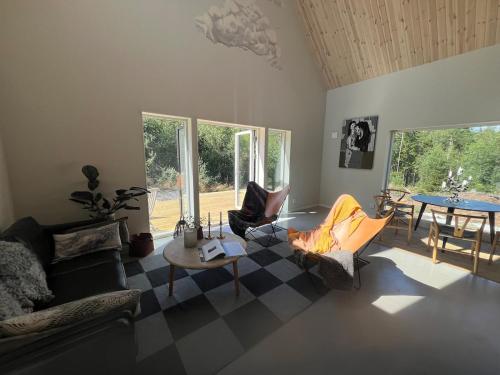 LindomeにあるPaula's newly built houseのソファと椅子とテーブルのあるリビングルーム