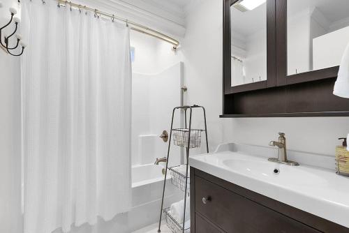 Phòng tắm tại Charming Home Just 4 Blks from Main St!