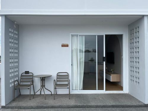a patio with a table and chairs and a table at Tiamo Kohlarn in Ko Larn