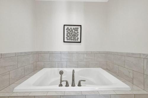 Ảnh trong thư viện ảnh của Schubert Inn Suite-B with Pool & Grill - Walk to Main ở Fredericksburg