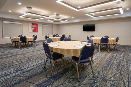 El área de trabajo o centro de convenciones de Holiday Inn Express Hotel & Suites Swift Current by IHG